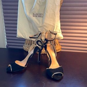 Black and gold Badgley Mischka peep toe shoes size 9.5